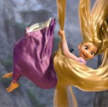 Immagine di Rapunzel che si dondola con i suoi lunghissimi capelli