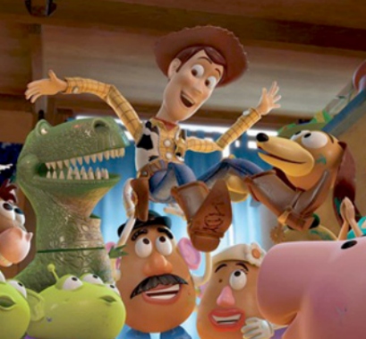 Woody portato in trionfo dai suoi amici giocattoli in Toy Story 3