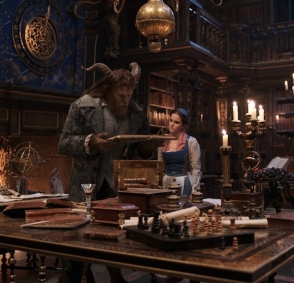 Belle e la Bestia nella biblioteca del castello